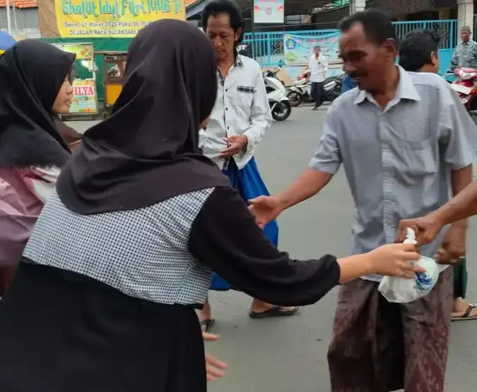 Bangun Karakter Siswa, SMP Muhammadiyah 16 Surabaya Bagikan 1600 Paket Takjil