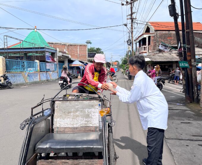 Sinergi Tarhib Ramadhan, SMP Muhammadiyah 16 Surabaya Tebar Ratusan Nasi Bungkus dalam Aksi Jumat Berkah