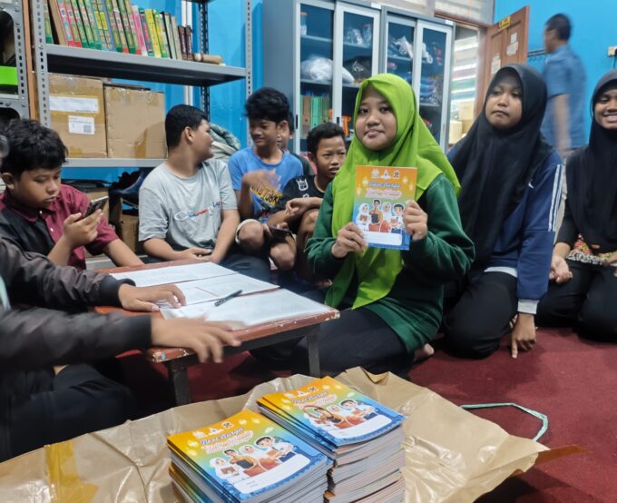 "Tiket Surga - Cerdas di Dunia, Mulia di Akhirat ; SMP Muhammadiyah 16 Surabaya Bagikan Buku Ramadhan kepada Seluruh Siswa