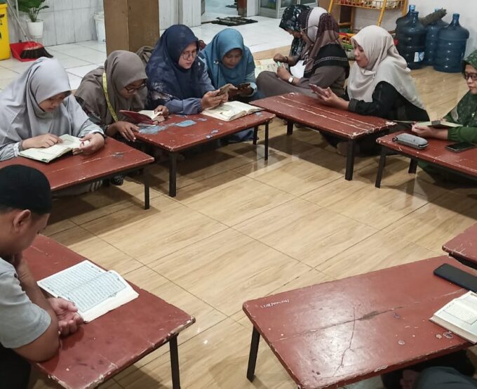 Sejukkan Hati di Pagi Hari, Guru SMP Muhammadiyah 16 Surabaya Perkuat Spiritual Lewat Kegiatan Mengaji Bersama